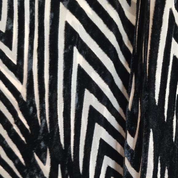 NWT Umgee Black and Cream Velvet Burnout Chevron Fringed Kimono S/M - Picture 2 of 6